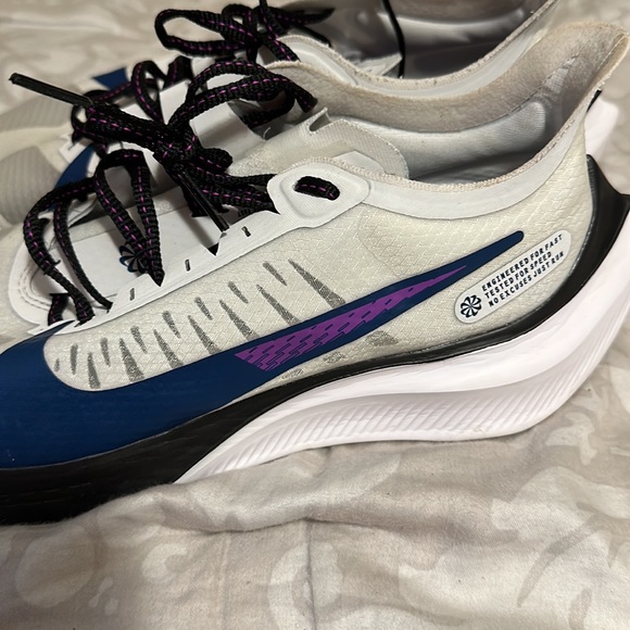 Used Nike Zoom Gravity Running Shoes - Picture 8 of 8